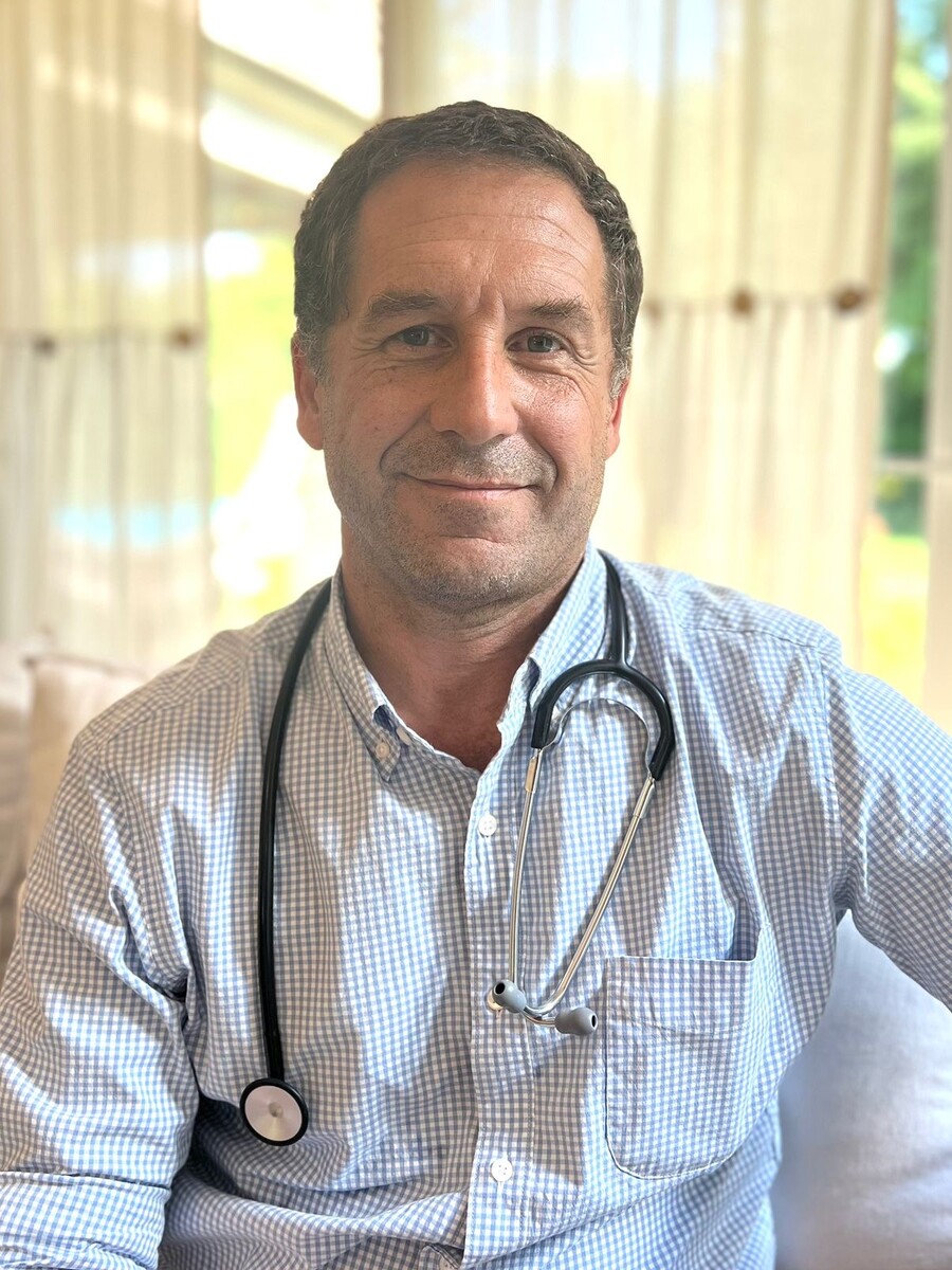 Retrato del Dr. Alan Hughes, médico pediatra